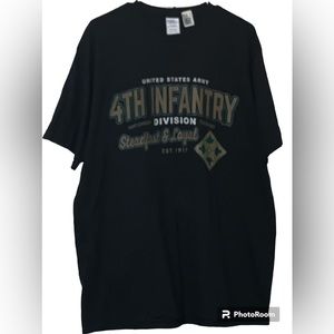 Port & Company Tee-Shirt XL/TG/EG “UNITED ARMY 4th INFANTRY DIVISION”